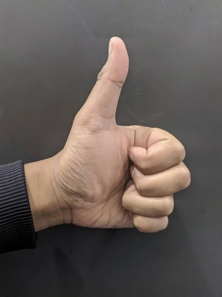 Рука Человека Поднимает Большой Палец Вверх — стоковое фото