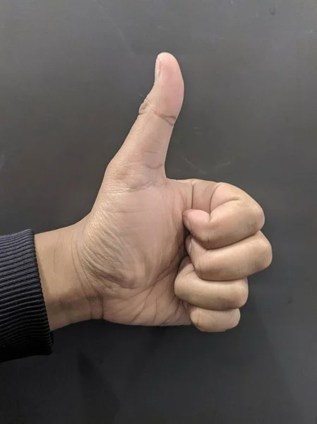 Mano Hombre Está Dando Pulgar Hacia Arriba — Foto de Stock