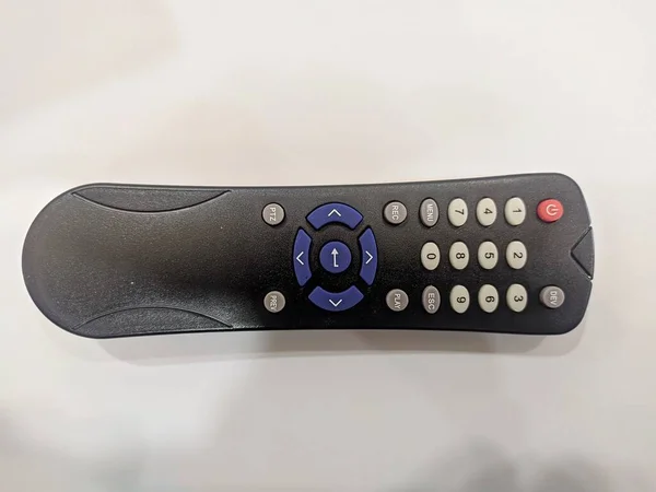 televizyon uzaktan kumandası beyaz arkaplanda izole edildi