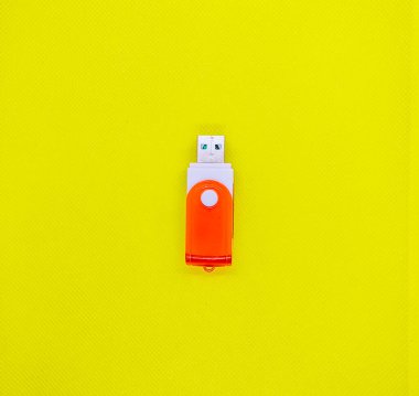 USB flash sürücü kalemi izole edilmiş sarı arkaplan.
