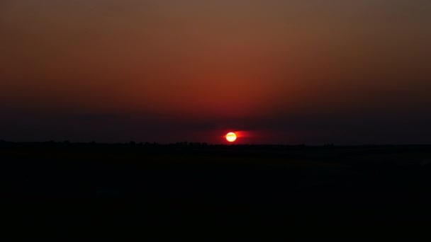 Tramonto Nuvole Rosse Oltre Orizzonte Cielo Tramonto Sole Sole Dietro — Video Stock