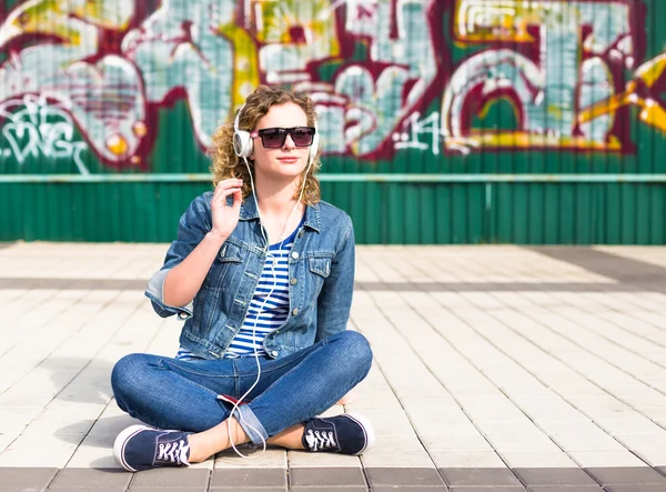 Девочка-подросток слушает музыку — стоковое фото