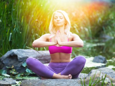 Yoga yapan genç kadın.
