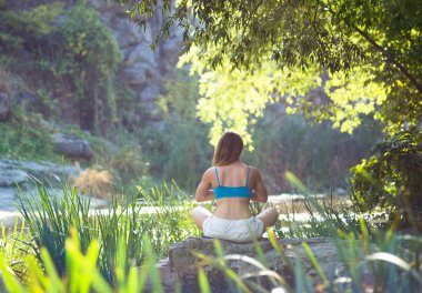 Yoga yapan genç kadın.