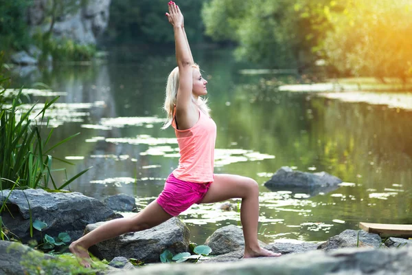 Junge Frau macht Yoga — Stockfoto