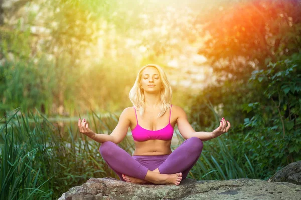 Mujer joven haciendo yoga —  Fotos de Stock