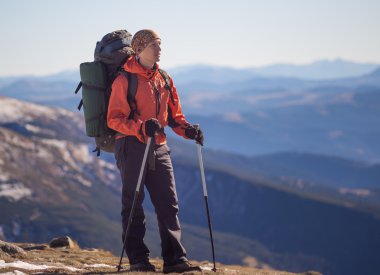 Vahşi doğada sırt çantası ile uzun yürüyüşe çıkan kimse