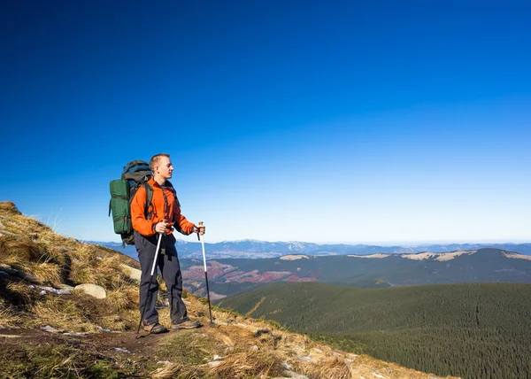 Hiker with Backpack in the wilderness — Stock Photo, Image