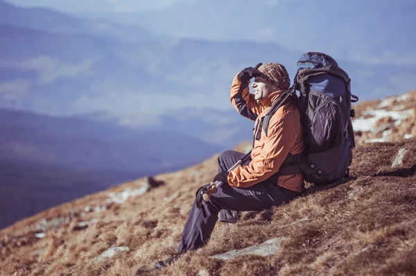 Wandelaar met rugzak in de wildernis — Stockfoto