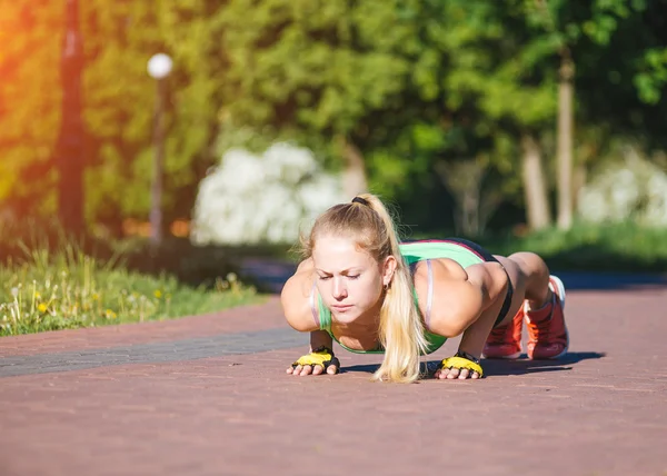 Fitness kvinna gör övning — Stockfoto