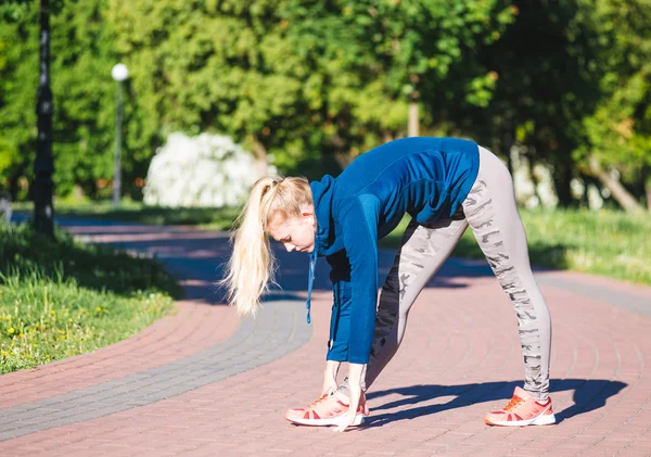 Fitness kvinna gör övning — Stockfoto