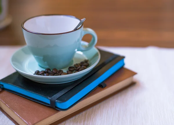 Koffie met boek en notebook — Stockfoto