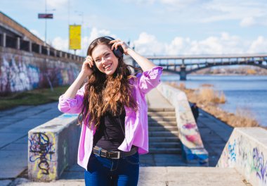 genç kız müzik hoşlanır