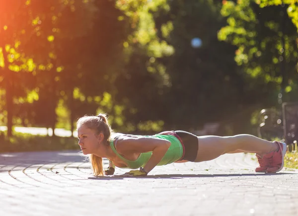 Fitness kvinna gör övning — Stockfoto