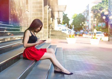 Genç mutlu Kafkas kadın mesaj sms City açık. Yaşam tarzı yaz kavramı relax