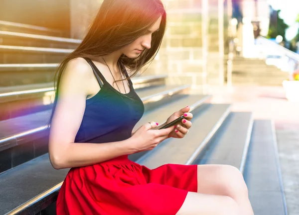 Young happy caucasian woman texting sms in city outdoor. Relax lifestyle summer concept — Stock Photo, Image