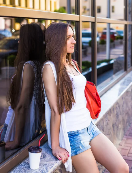 Young happy caucasian woman enjoy coffee in morning city park outdoor. Relax lifestyle summer concept — Stock Photo, Image