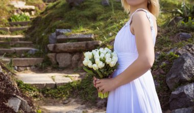 Bahar çiçekleri yakınındaki Park düğün gününde poz mutlu gelin