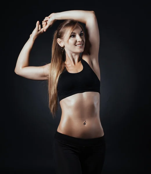 Мышечная фитнес-женщина позирует — стоковое фото