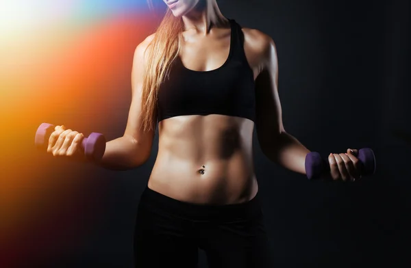 Mięśni fitness kobieta z hantlami — Zdjęcie stockowe