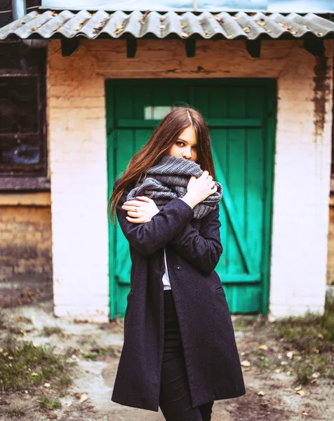 Женщина позирует возле старого здания — стоковое фото