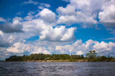 Güzel yaz doğada bir nehir kanosu. Güneşli bahar resim