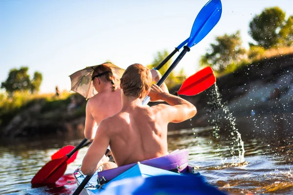 I giovani stanno facendo kayak su un fiume in una bella natura — Foto Stock