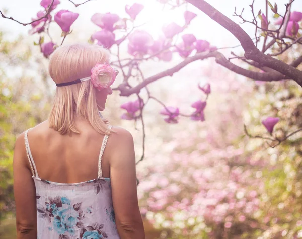 Young happy woman enjoy flowers in park outdoor. Sunny spring picture — Stock Photo, Image