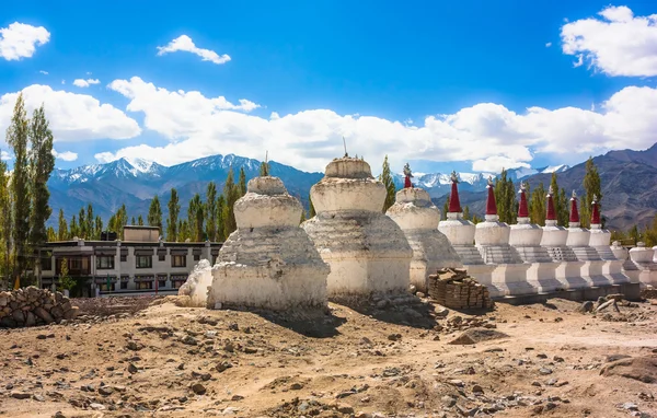 Antiguo monasterio tibetano en Le, norte de la India . — Foto de Stock