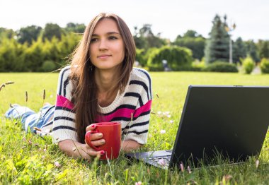 Genç kız sakin ol laptop ile 