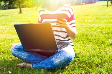 Genç kız sakin ol laptop ile