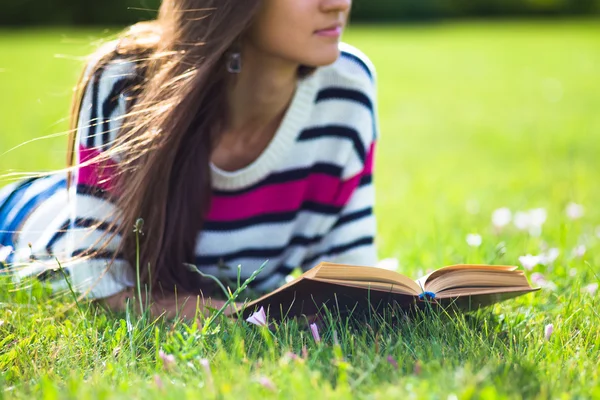Kız sakin yaz park kitap ile. 