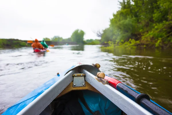 La paleta roja y el caracol pequeño están en kayak en el día de verano —  Fotos de Stock