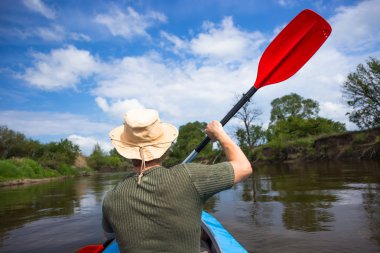 Gençler üzerinde güzel doğada bir nehir kanosu