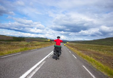 Motorcu yolda güneşli yaz günü İzlanda'rides