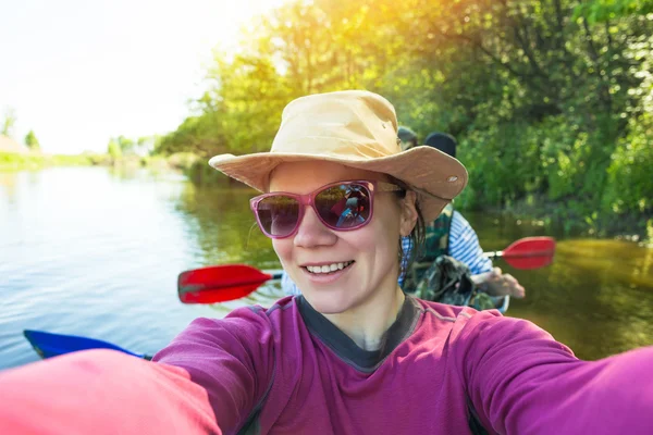 Selfie. Jongeren zijn kajakken op een rivier in de prachtige natuur. — Stockfoto