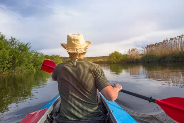 I giovani stanno facendo kayak su un fiume in una bella natura — Foto Stock