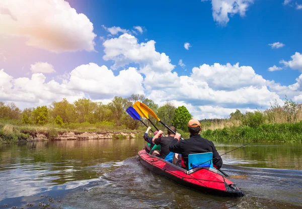 Los jóvenes están navegando en kayak por un río en una hermosa naturaleza —  Fotos de Stock