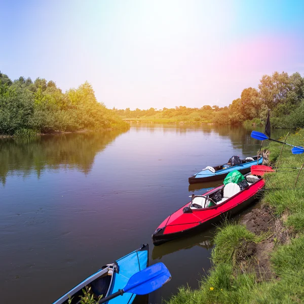 Červené a modré kajaků na řece v krásné přírodě — Stock fotografie