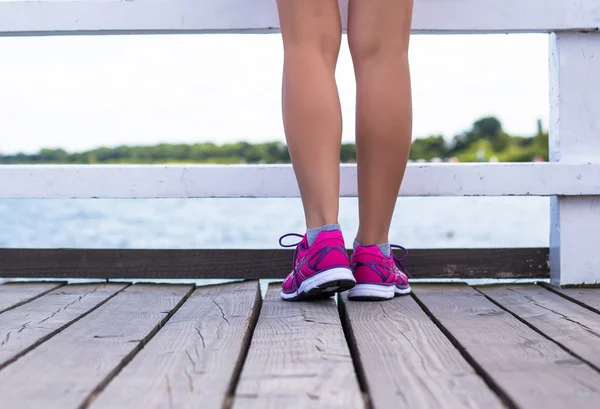 Rüzgarlı havalarda deniz kenarında eğitim fitness kadın — Stok fotoğraf