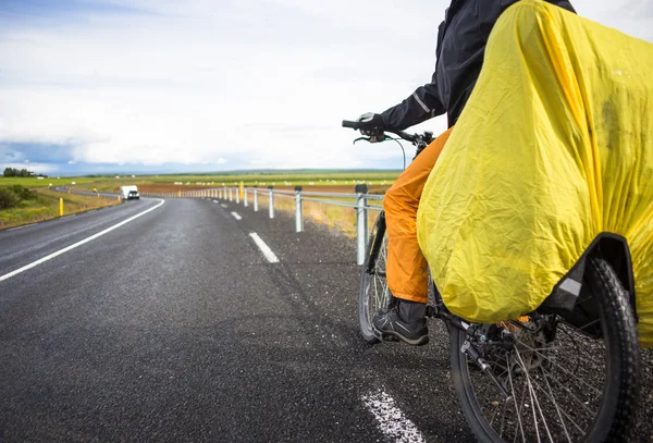 Paseos en bicicleta por carretera en el soleado día de verano en Islandia — Foto de Stock