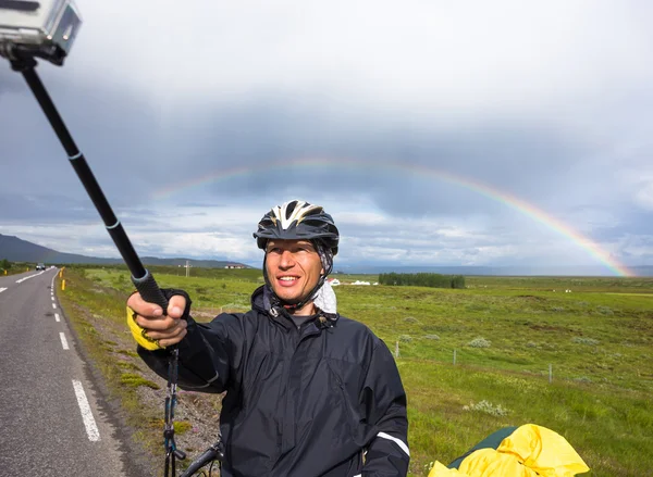 Счастливый байкер делает селфи на фоне гор в Исландии — стоковое фото