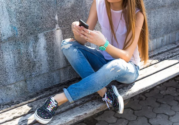 Genç öğrenci kız mesaj sms ve Şehir Parkı içinde dinlenmek