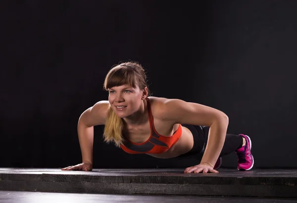 Fitness-Frau macht Liegestütze während ihres Trainings — Stockfoto