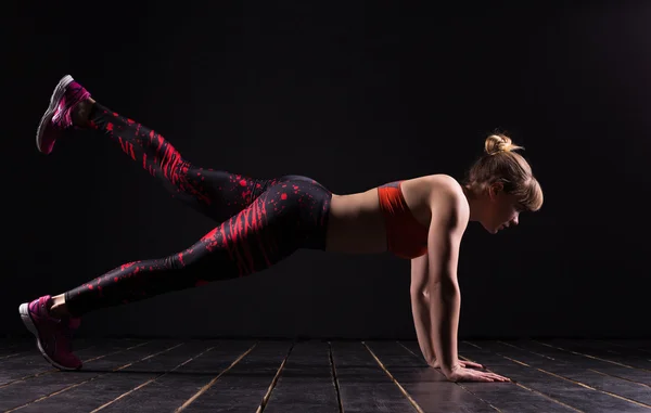 Fitness woman doing push-ups during her training — Stock Photo, Image