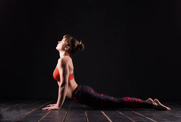 Sportovní model dělá jógu — Stock fotografie
