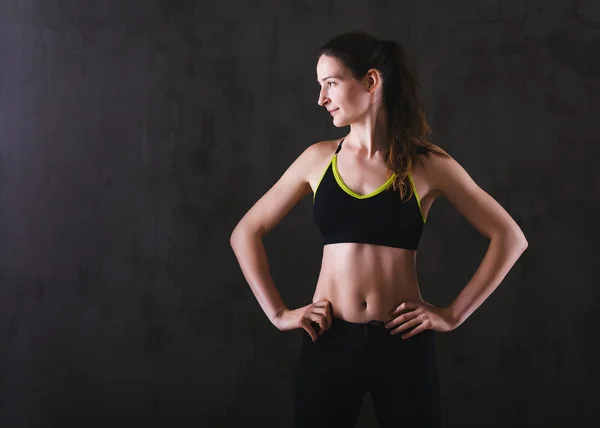 Sport kvinna poserar i photostudio. Fitness motivation bild — Stockfoto