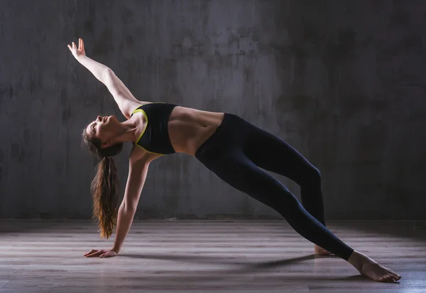 PhotoStudio içinde poz spor kadın. Fitness motivasyon resim