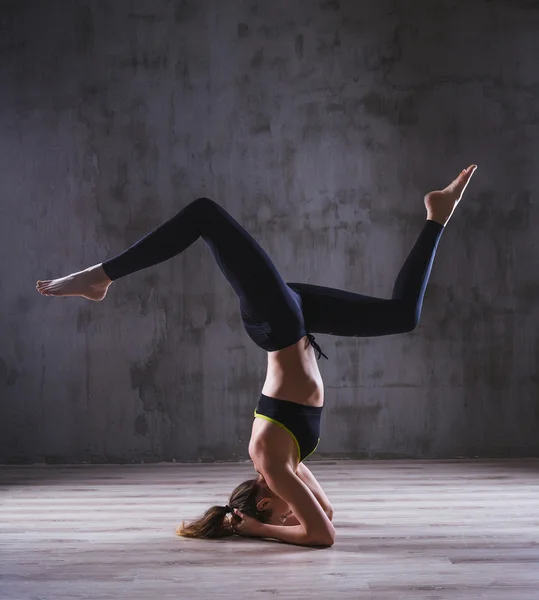 PhotoStudio içinde poz spor kadın. Fitness motivasyon resim