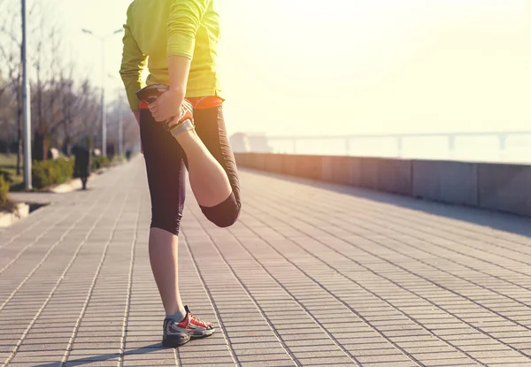 Deporte mujer tener estiramiento entrenamiento fuera en la mañana —  Fotos de Stock